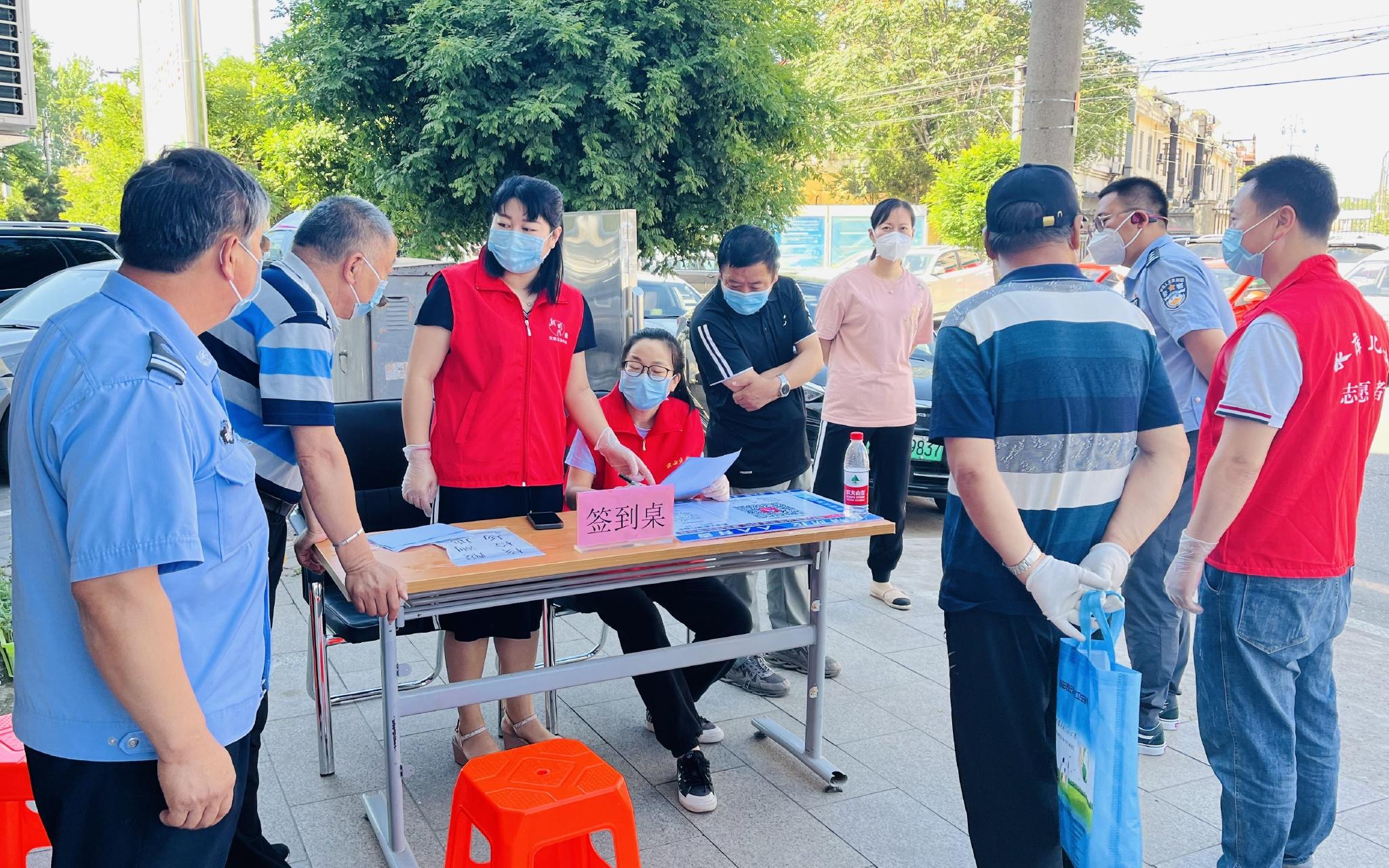 6月5日，海怡庄园社区为老人集中接种疫苗做准备工作。受访者供图