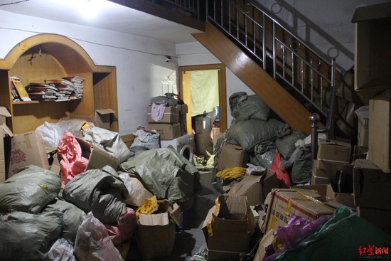  ↑嫌犯蒋某住处堆放着大量的“假药”包装等