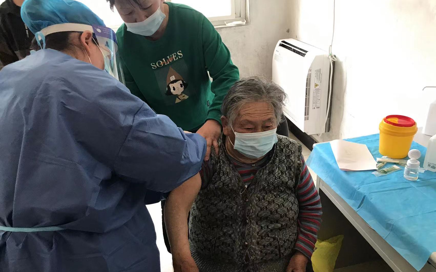 斋堂镇为老年人接种疫苗。受访者供图