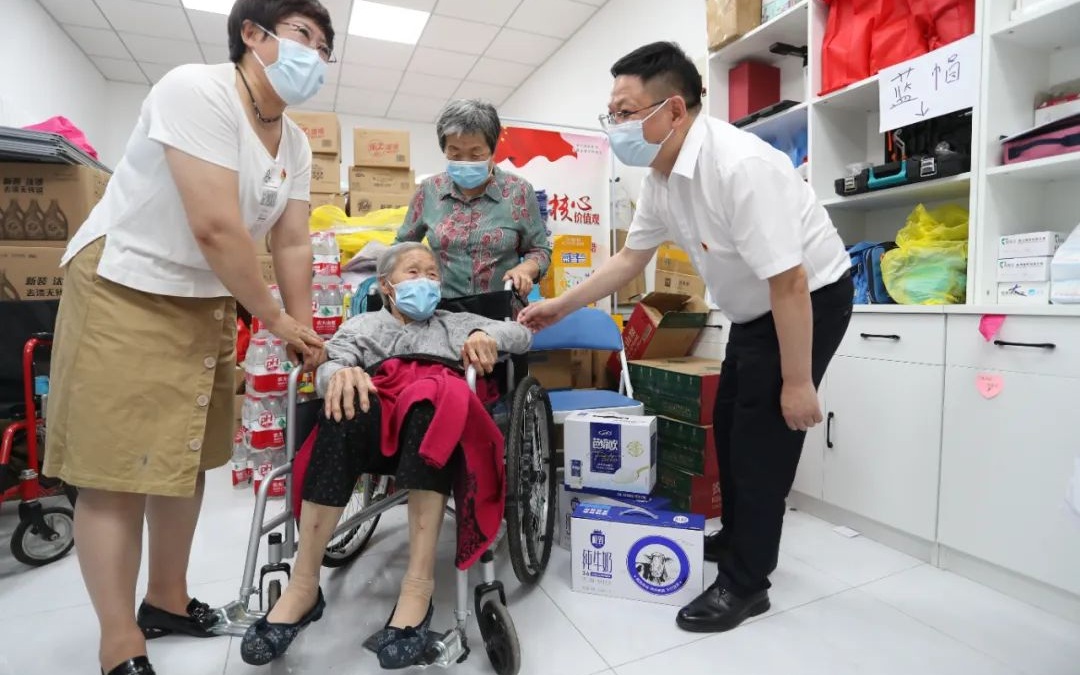 今年5月，110岁的王秀英在社区服务站完成了新冠肺炎疫苗第二针接种。受访者供图