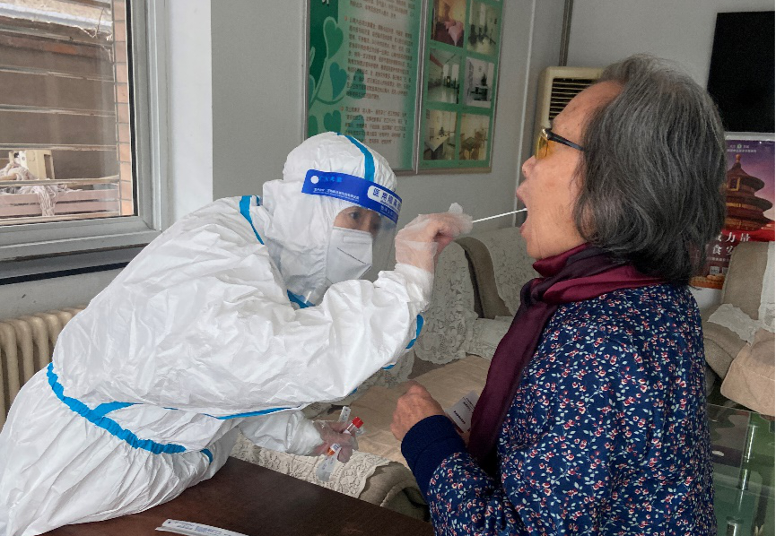 ▲北京市东城区三和老年公寓内，医护人员在给老人做核酸采样。新京报资料图