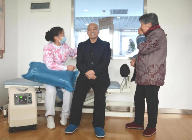 ▲悦来老年康养中心老人体验便携式制氧机吸氧服务/图源 王小楼