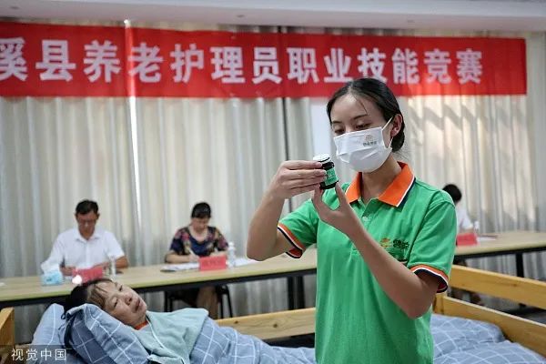资料图：2022年7月29日，江西抚州开展养老护理员职业技能大赛。图/视觉中国