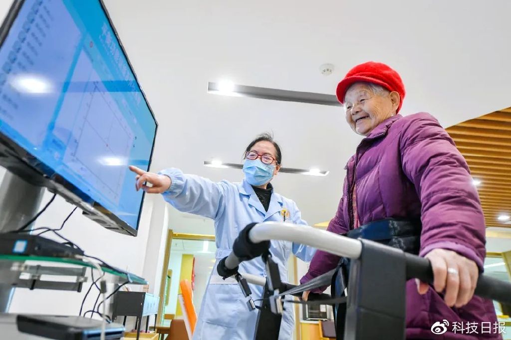 浙江省湖州市长兴县寓健颐养智慧养老中心，老人通过数字化设备进行康复测试和能力评估。图源：视觉中国