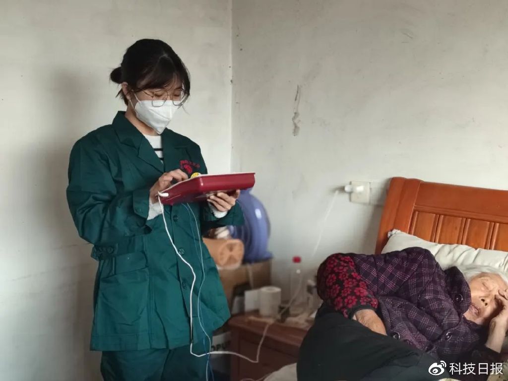 长沙县果园镇康复治疗师为李奶奶进行电针治疗。受访者供图