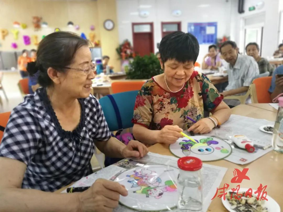        老人在新建成的渭城中心敬老院不老帮智慧健康养老中心进行绘画比赛。咸阳日报全媒体记者 刘计划 摄（资料图）