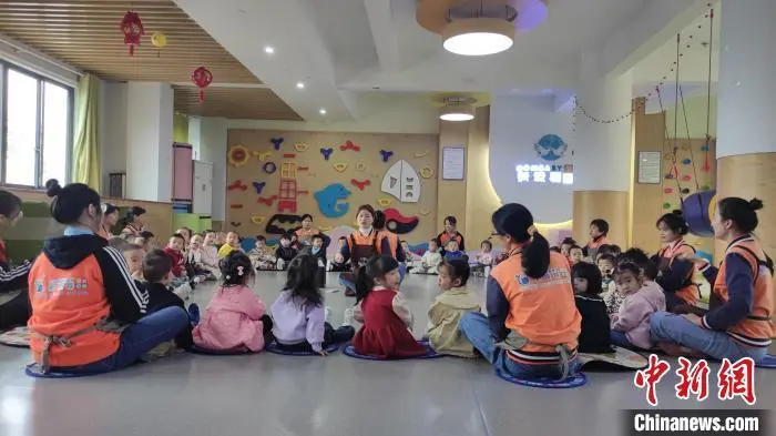 图为婺源县新爱婴托育服务中心老师正带着小朋友做活动。巫发阳 摄