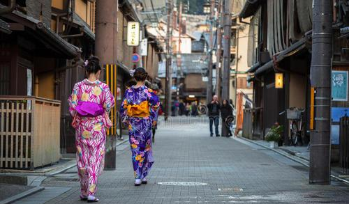 “老龄化”的日本，70岁老人还待在工作岗位，为何他们不去养老？