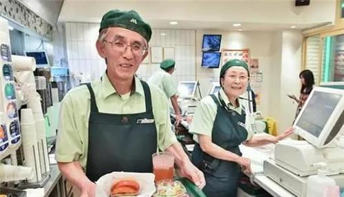 “老龄化”的日本，70岁老人还待在工作岗位，为何他们不去养老？