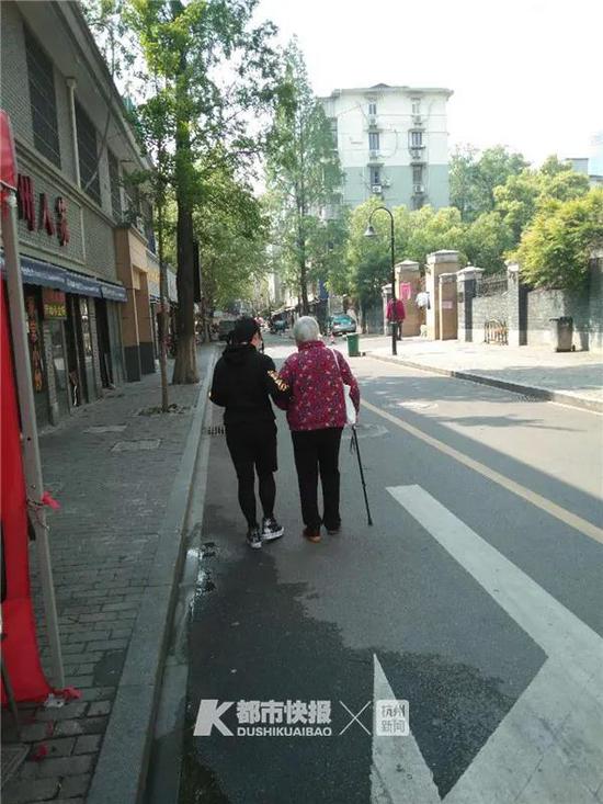 长明寺巷社区地处杭州城站火车站附近，属于上城区小营街道。整个社区7000多人，超过1/5是老年人。社区供图