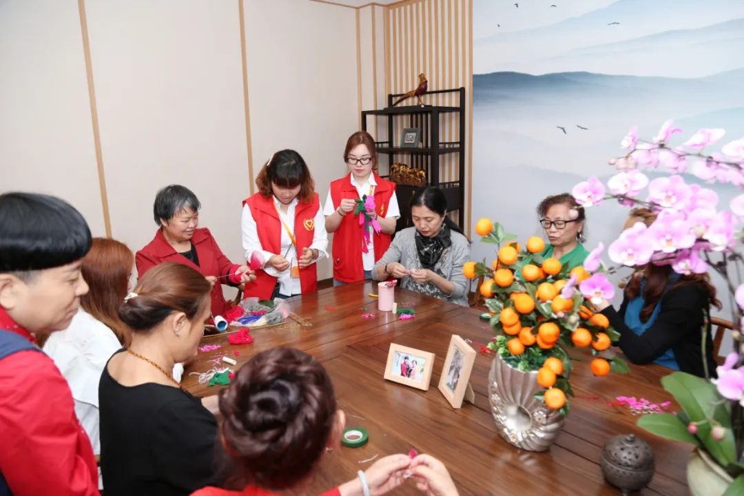 美丽阳光家园公租房养老服务中心组织社区老人开展手工活动。 市住房城乡建委供图