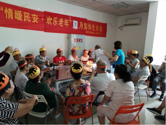 民安华福公租房养老服务站为社区老人过集体生日。 市住房城乡建委供图