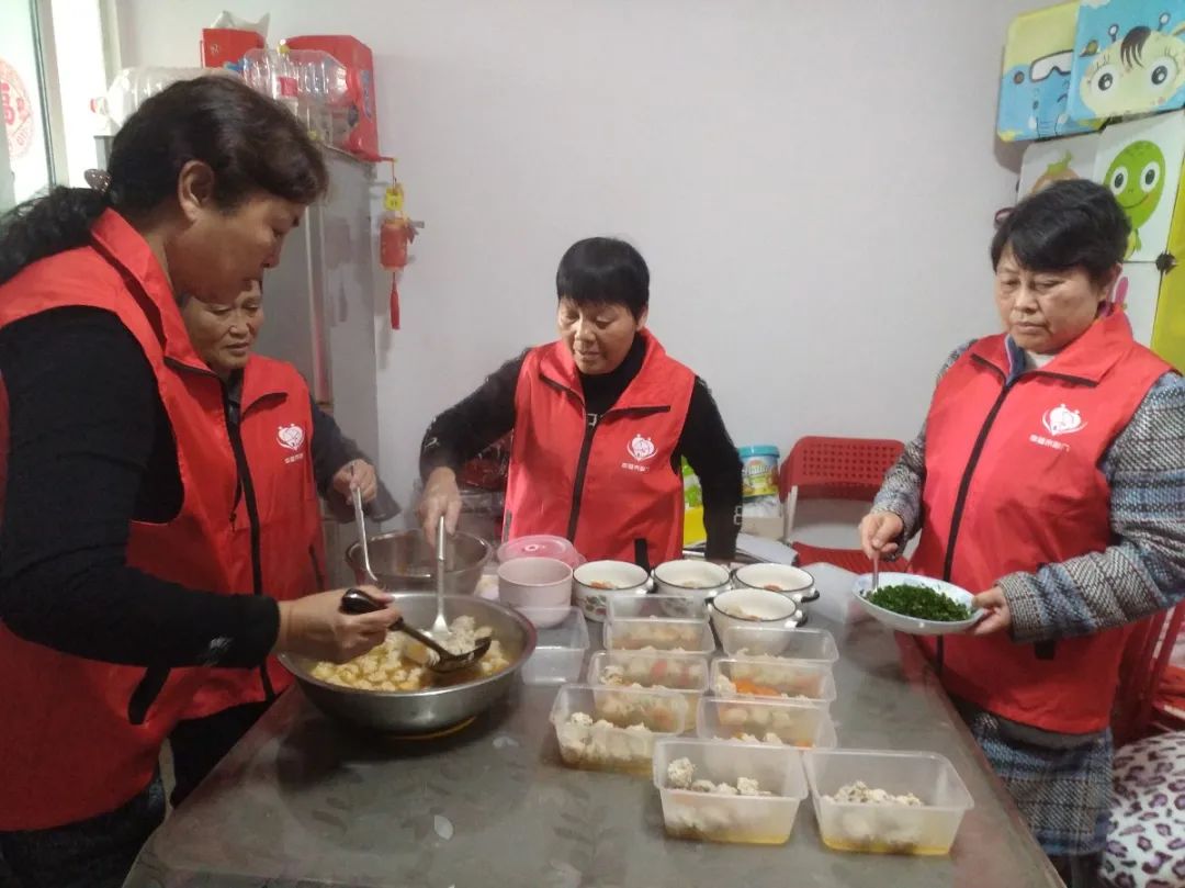 民心佳园公租房养老服务站爱心厨房为老人做肉丸子汤。市住房城乡建委供图