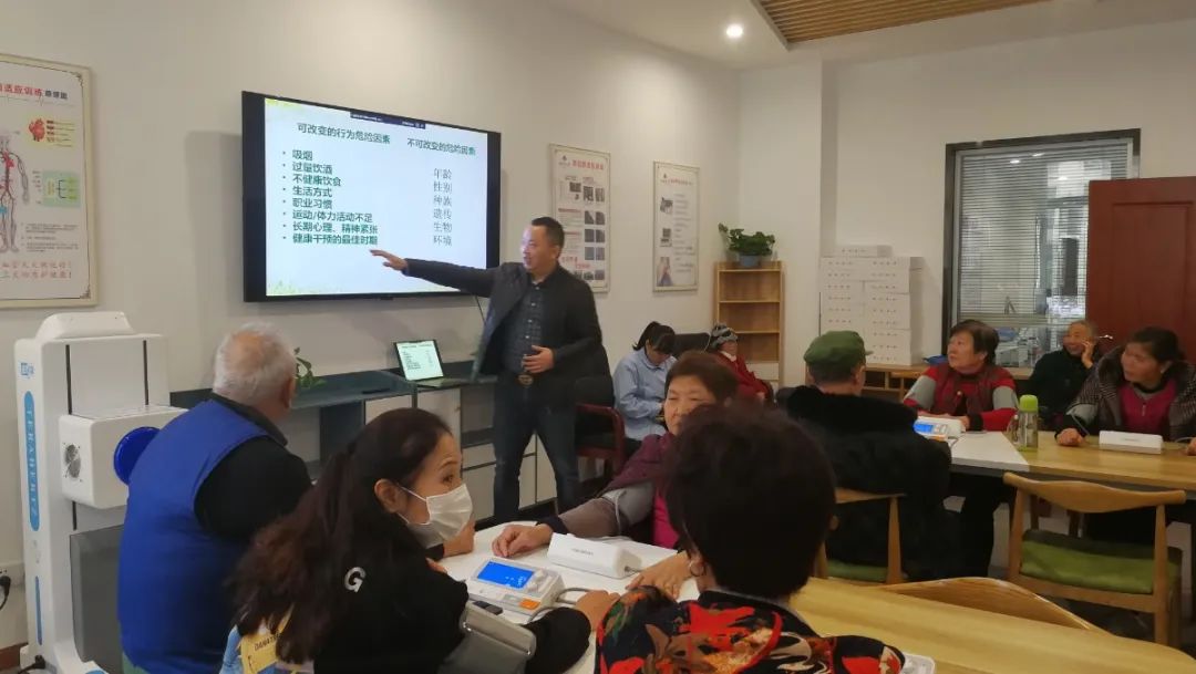 空港佳园公租房养老服务站为社区老人开展健康讲座。 市住房城乡建委供图