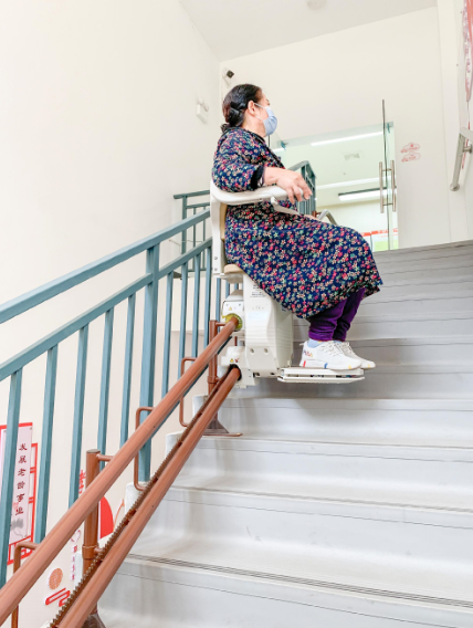 金龙湾社区部分驿栈为行动不便的老人安装了座椅电梯。