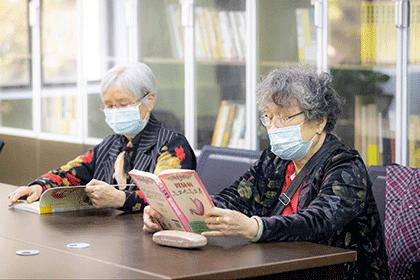 老人在社区阅览室阅读。