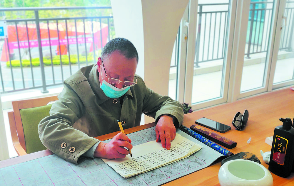 居民李大爷常来友联社区养老服务综合体练习书法