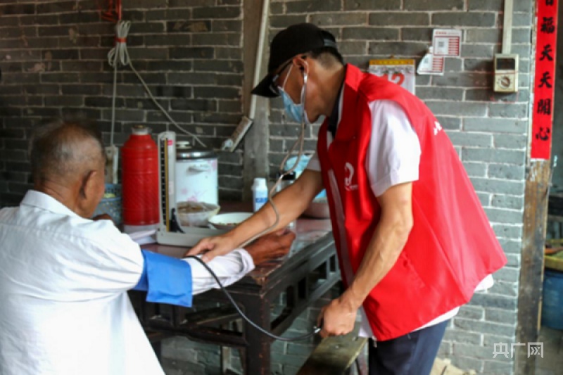 丁顺福正在为服务对象量血压（央广网发 邱爽摄）