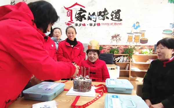 社区给老人庆生（央广网发 石霞辉摄）