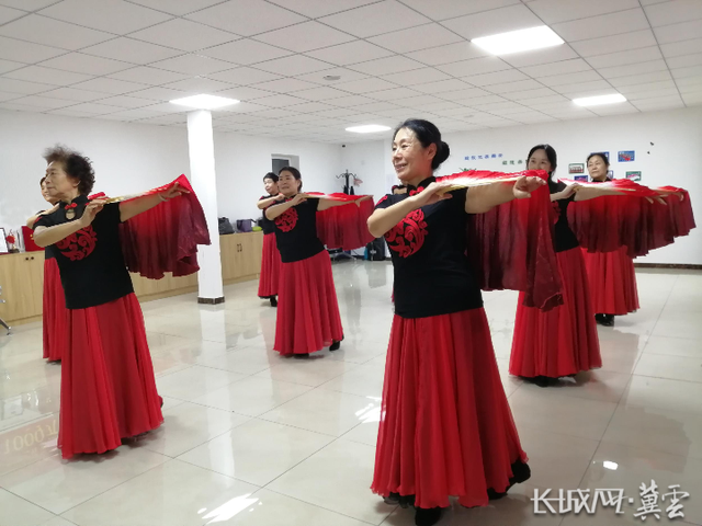 阿姨们在社区居家养老服务站的舞蹈室里排练舞蹈。白月 供图