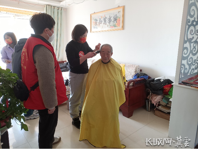社区工作者上门为老人理发。白月 供图
