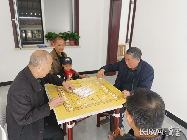 老人们乐在“棋”中。白月 供图