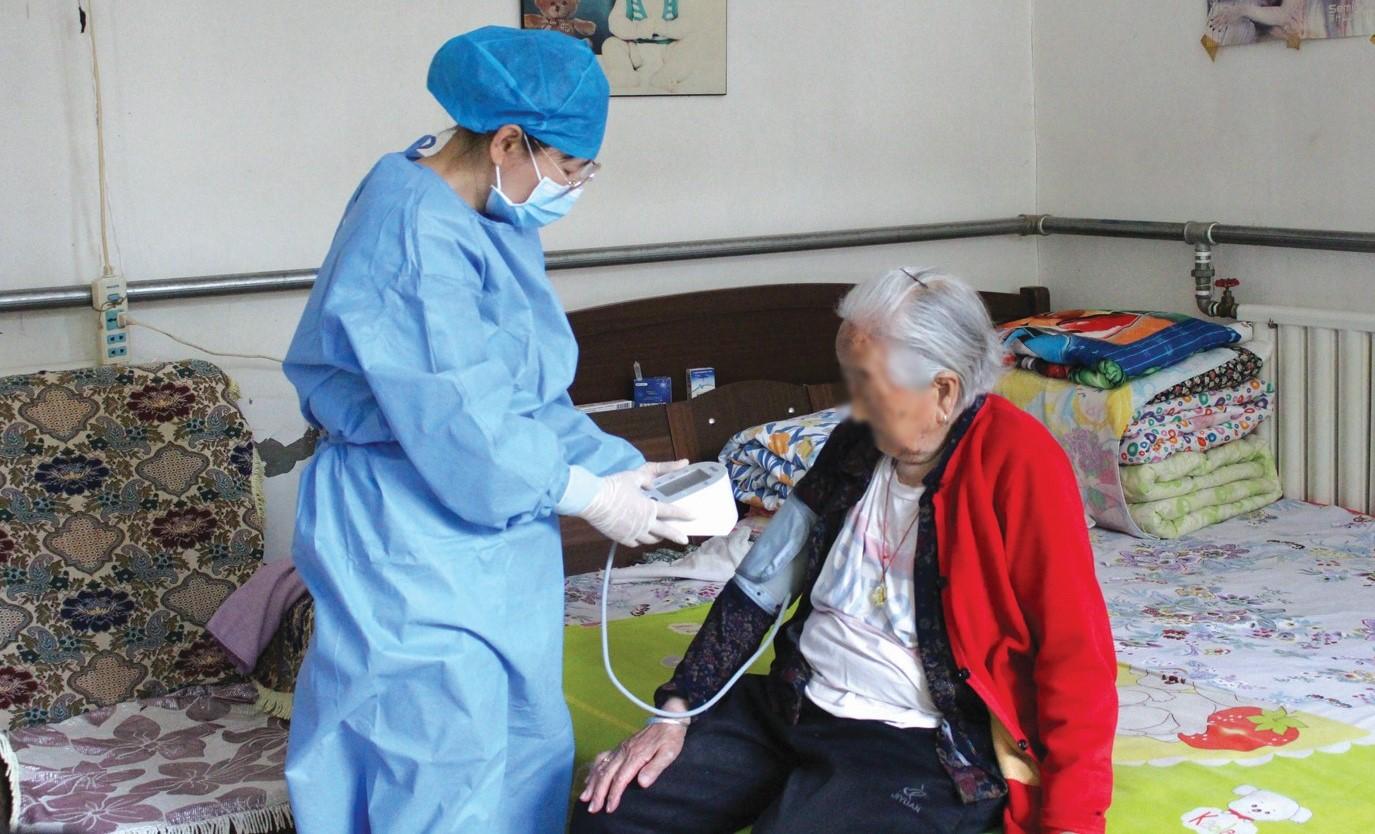 ▲东高村镇医护人员为老人进行身体状况评估。