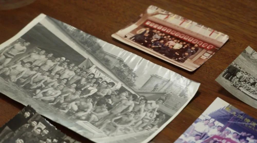 王春兴展示过去拍摄的游泳老照片