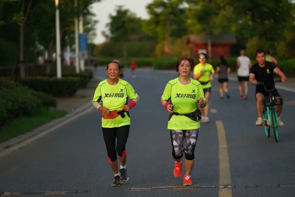 杨秀云（左）和跑友一起晨练