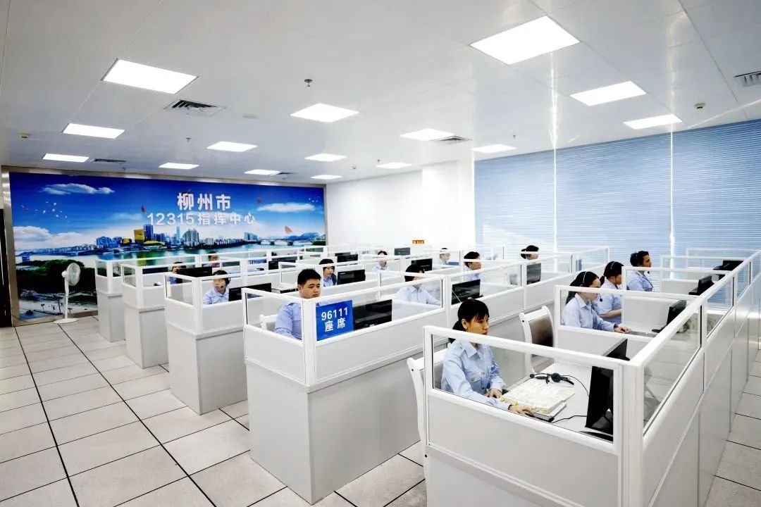 图为柳州市12315指挥中心工作人员在排查涉老案件线索