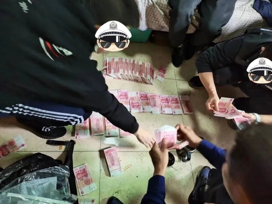 民警现场查获大量假币