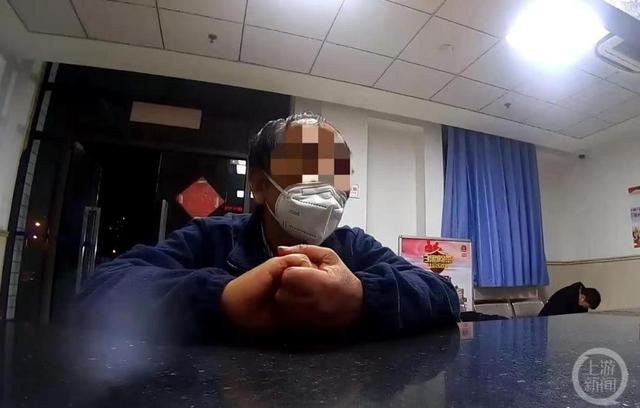 ▲老人说“她只是走丢了”，所以才出来寻找亡妻。图片来源/上海公安