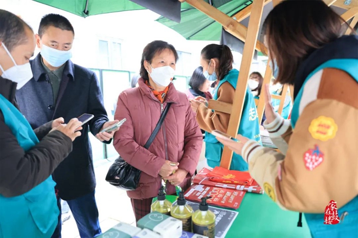 企业的工作人员认真教授长者们如何使用相关手机程序（家在鼓楼供图）