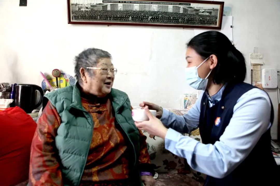 △养老管家将煮好的汤圆喂给孙素菊老人