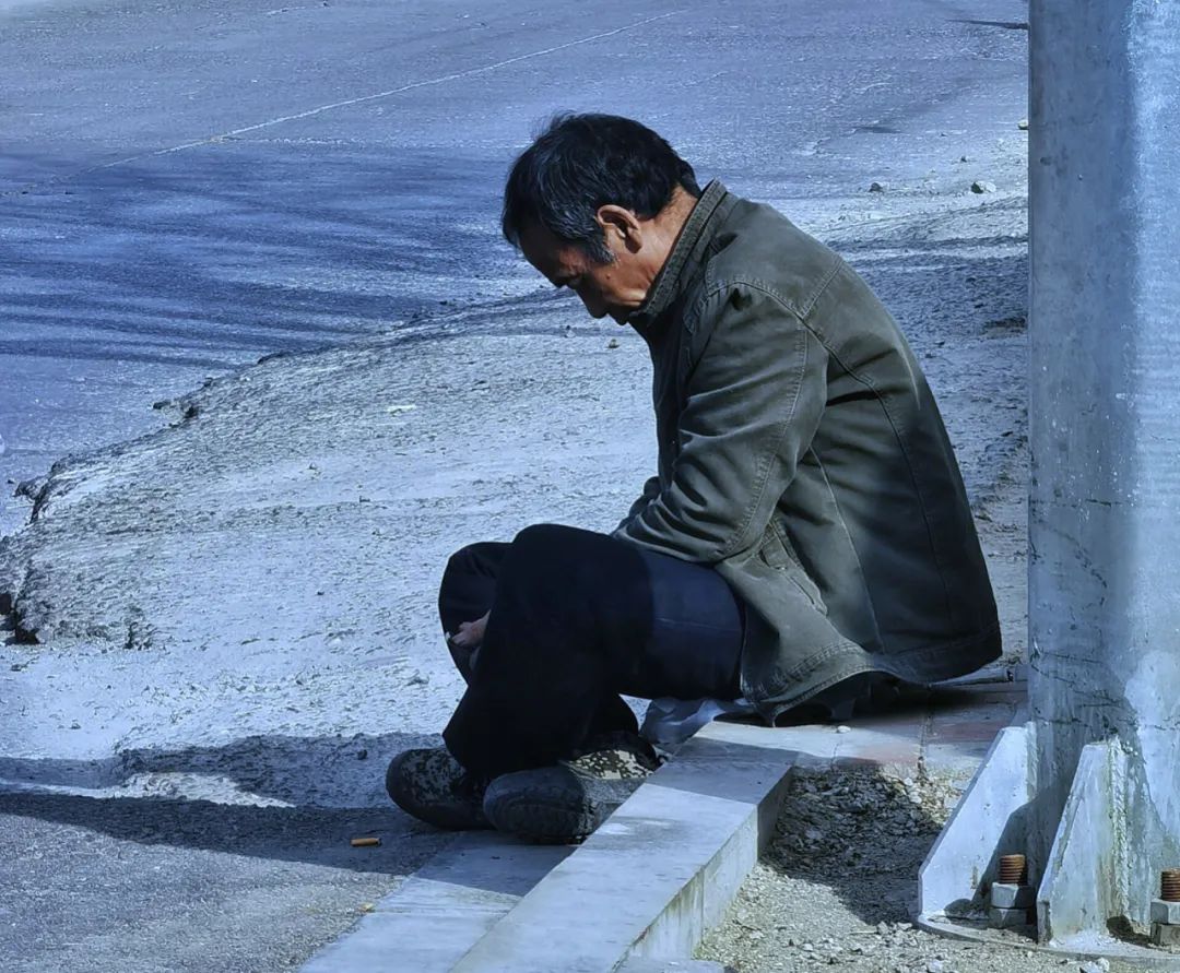 〓“老人照顾老人”可能成为每个家庭不得不面对的养老困局。摄影：林樾
