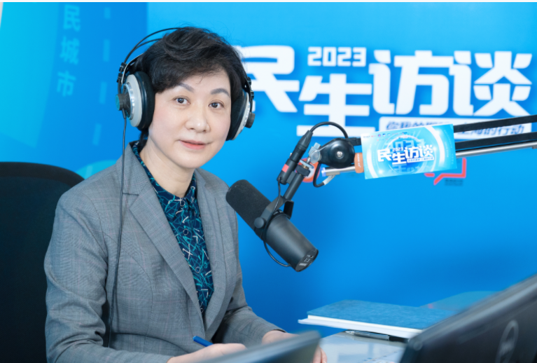 上海市人力资源和社会保障局局长杨佳瑛在“2023民生访谈”节目中。受访者 供图