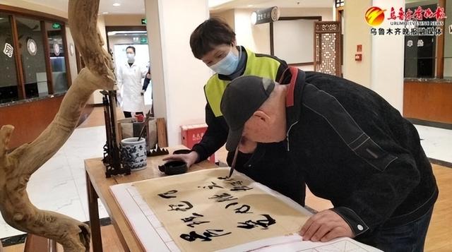 南湖南路街道养老服务中心护理人员为老人剪指甲。资料图片